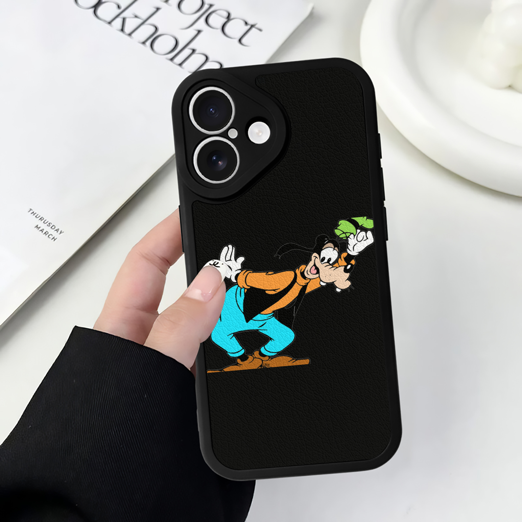 （画像用） ミッキーマウス Mickey Mouse 【iPhone 16シリーズ対応】シリコンスマホケース（レザー調） 材質：シリコン